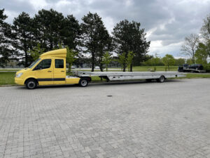 Mercedes Sprinter 518 CDI-S med 12 m lang autotrailer med udskydeligt lad.